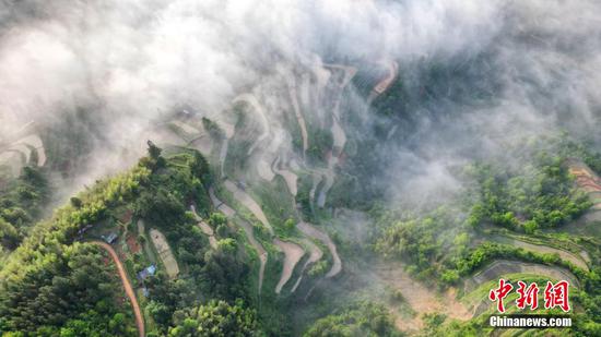 航拍初夏时节的岜沙苗寨。