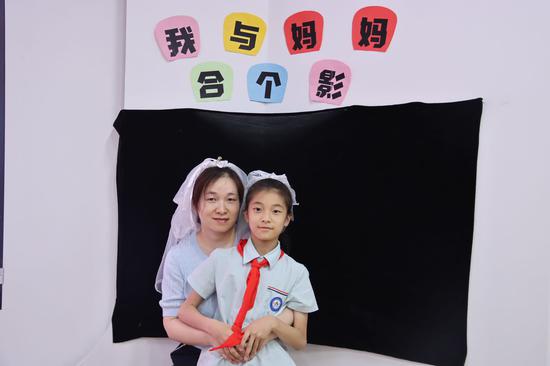 “我与妈妈合个影”现场。苏热亚·艾克拜尔 摄 “我与妈妈合个影”现场。苏热亚·艾克拜尔 摄