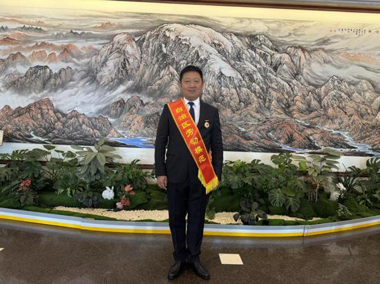 徐均荣获“2025年自治区劳动模范”奖 徐均荣获“2025年自治区劳动模范”奖