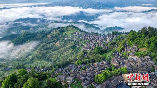 航拍初夏时节的岜沙苗寨。