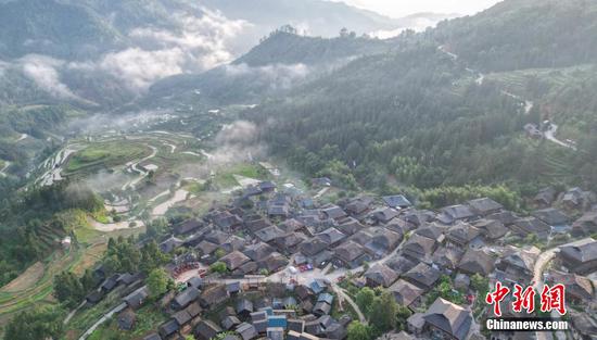 航拍初夏时节的岜沙苗寨。