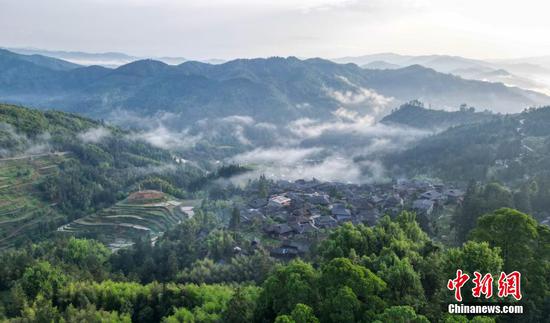 航拍初夏时节的岜沙苗寨。