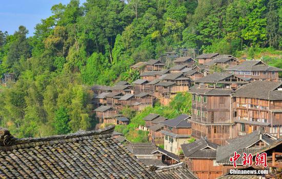 航拍初夏时节的岜沙苗寨。