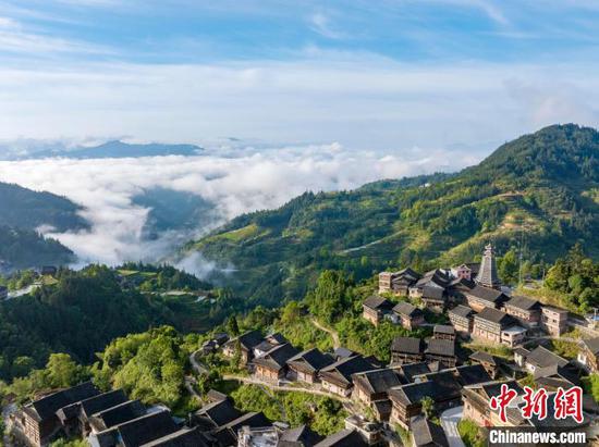图为5月11日在天鹅山航拍的云海景观。吴德军 摄 图为5月11日在天鹅山航拍的云海景观。吴德军 摄