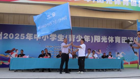 5月10日,呼图壁县代表向承办昌吉州2026年中小学生(青少年)阳光体育田径运动会的阜康市代表交接了会旗。(朱含雪 摄) 5月10日,呼图壁县代表向承办昌吉州2026年中小学生(青少年)阳光体育田径运动会的阜康市代表交接了会旗。(朱含雪 摄)