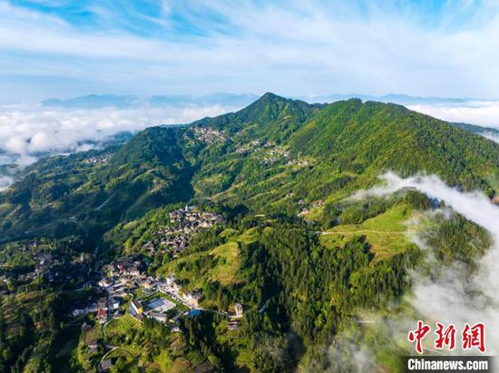 图为5月11日在天鹅山航拍的云海景观。吴德军 摄 图为5月11日在天鹅山航拍的云海景观。吴德军 摄