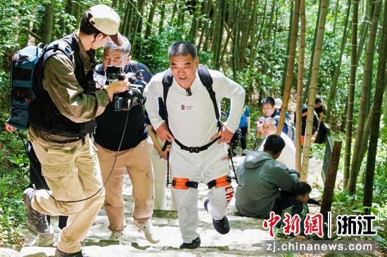 陈国新穿着外骨骼机器人在登山。主办方供图