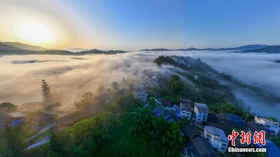 图为5月12日,航拍榕江县八开镇都江村高晒苗寨晨景美如画。 图为5月12日,航拍榕江县八开镇都江村高晒苗寨晨景美如画。