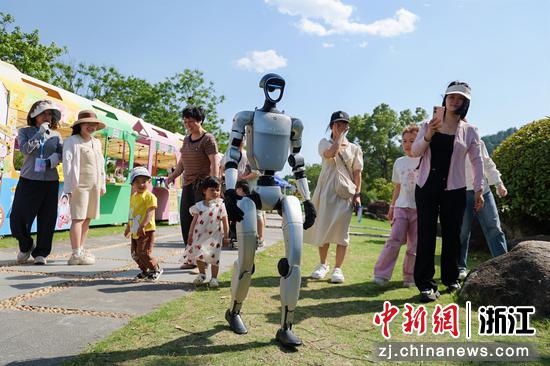 人形机器人现身活动现场。主办方供图