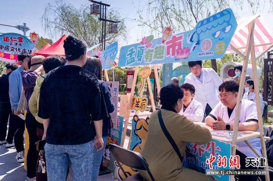 图为市民现场体验。（主办方供图）