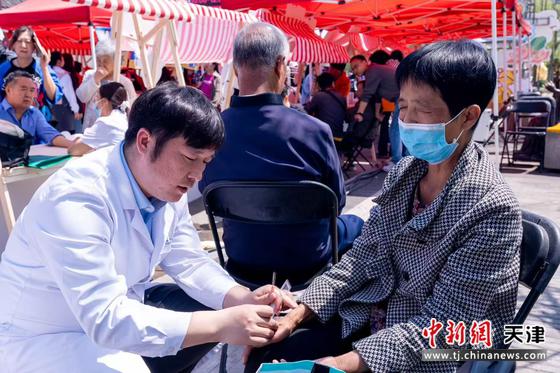 图为市民现场体验。（主办方供图）