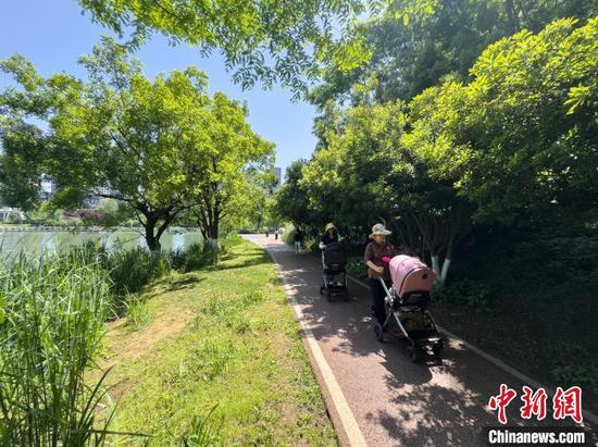 5月12日,市民在阅山湖公园休闲散步。唐哲 摄 5月12日,市民在阅山湖公园休闲散步。唐哲 摄