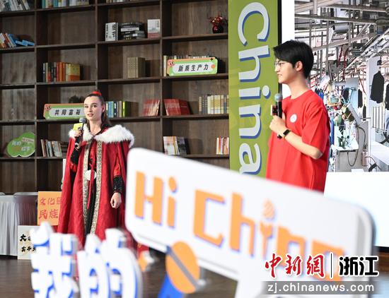 图为:中外青年讲述“智造新生活”。中新社记者 王刚 摄