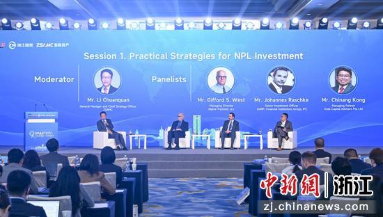 
图为：与会代表围绕“跨境不良资产投资的实用策略”开展对话交流。中新社记者 王刚 摄