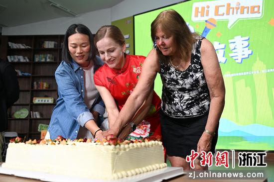 图为:展示活动现场相关代表分切蛋糕以庆祝母亲节。中新社记者 王刚 摄