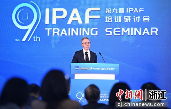 图为：富睿玛泽银行解决方案业务合伙人兼集团主管Eric Cloutier进行主旨演讲。中新社记者 王刚 摄