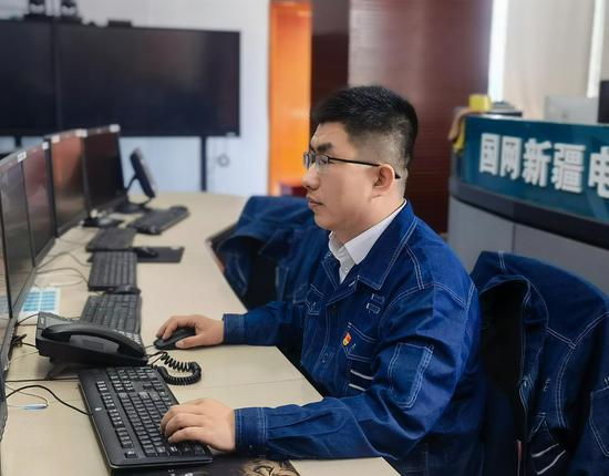 李凯参与信息调度保障工作。杨浩宇 摄 李凯参与信息调度保障工作。杨浩宇 摄