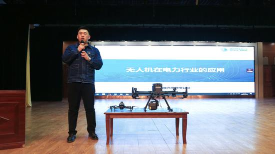 唐锐在巴州技术学院为在校师生介绍无人机在电力行业的应用。杨阳 摄 唐锐在巴州技术学院为在校师生介绍无人机在电力行业的应用。杨阳 摄
