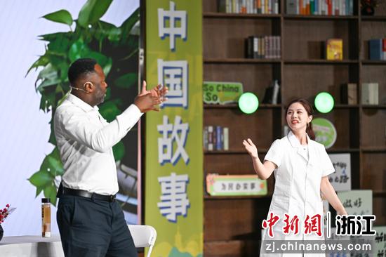 图为:中外青年讲述“中国故事”。中新社记者 王刚 摄