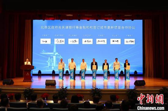 图为签约现场。 吴肖肖 摄 图为签约现场。 吴肖肖 摄