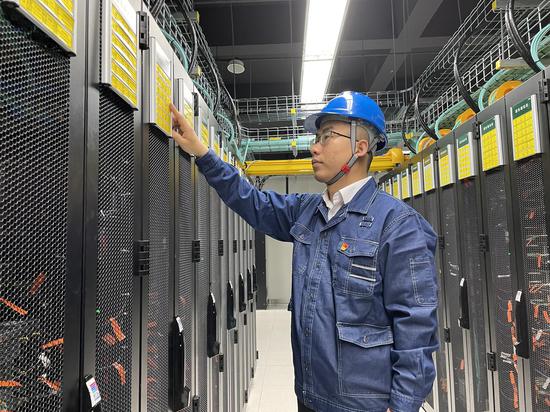 李凯在信息机房检查设备运行情况。杨浩宇 摄 李凯在信息机房检查设备运行情况。杨浩宇 摄