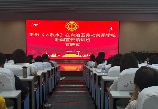 工人正正在建剪圣女果枝叶