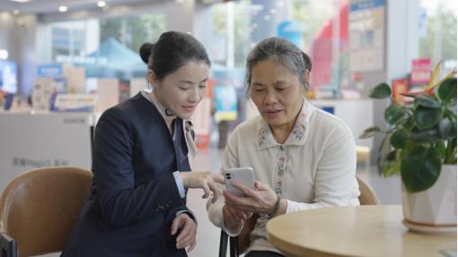 广西移动工作人员教会“银发族”使用手机应用。黎曼 摄 广西移动工作人员教会“银发族”使用手机应用。黎曼 摄