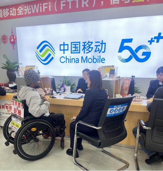 营业厅工作人员用外语开展业务服务。梁玉翠 摄 营业厅工作人员用外语开展业务服务。梁玉翠 摄