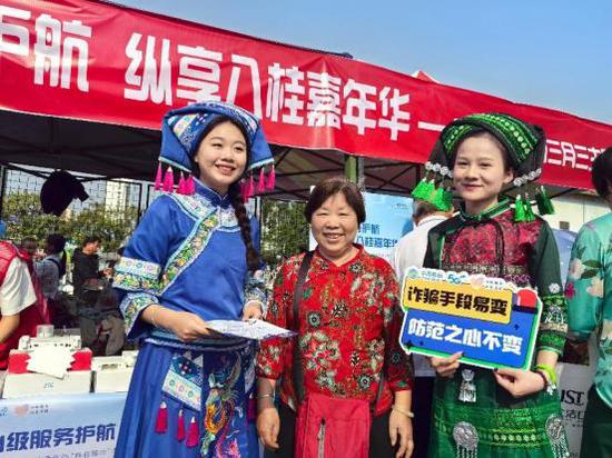 广西移动工作人员向银发用户宣传反诈知识。蒙雨 摄 广西移动工作人员向银发用户宣传反诈知识。蒙雨 摄