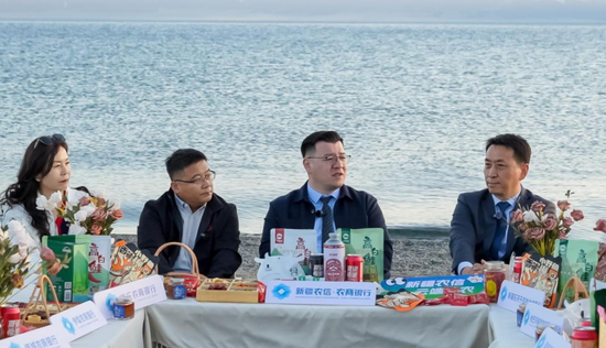 图为5月12日，新疆农村信用社联合社在赛里木湖畔举办“新疆农信·云端助农”系列活动，博乐农商银行与赛湖渔业等3家当地企业通过视频推介美丽家乡。张蕊 摄