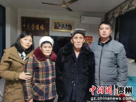 姚克礼全家福。 姚克礼全家福。