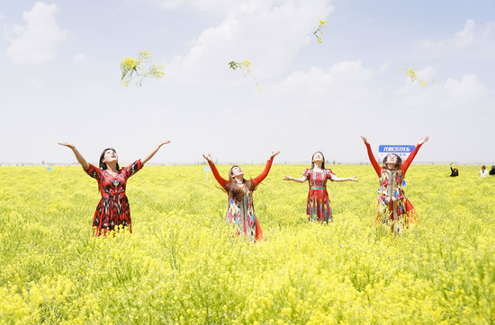 游客们在花田赏花嬉戏。甄立民 摄 游客们在花田赏花嬉戏。甄立民 摄