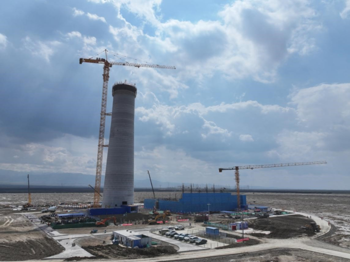 5月13日,再阜康鲁能光热项目建设现场,工人们正在进行浇筑吸热塔。李佳俊摄
5月13日,再阜康鲁能光热项目建设现场,工人们正在进行浇筑吸热塔。李佳俊摄