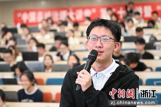 图为:与会者提问交流。中新社记者 王刚 摄