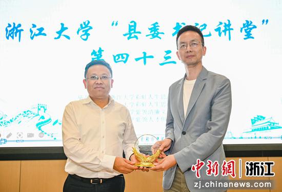 图为:浙江大学创新创业学院常务副院长阮俊华(右)向中共嵊州市委书记裘建勇(左)赠送纪念品。中新社记者 王刚 摄