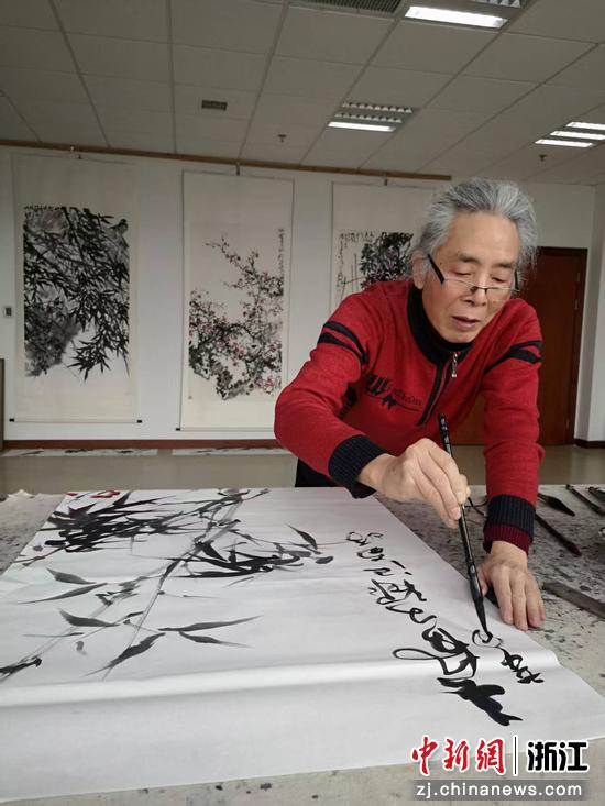 董根友创作现场(资料图)。 (受访者供图) 董根友创作现场(资料图)。 (受访者供图)