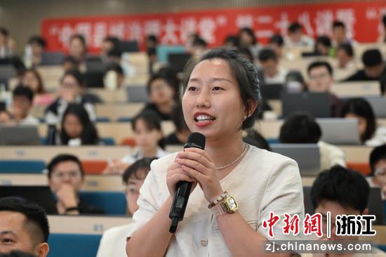 图为:与会者提问交流。中新社记者 王刚 摄