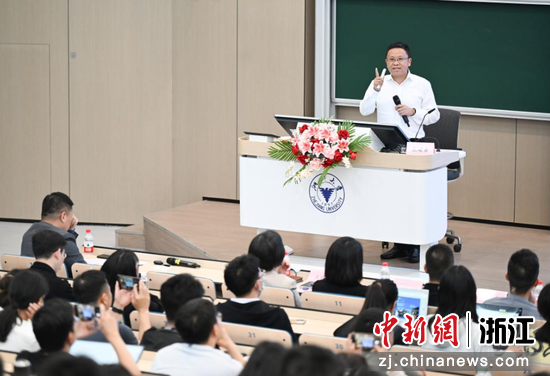 图为:中共嵊州市委书记裘建勇开讲。中新社记者 王刚 摄