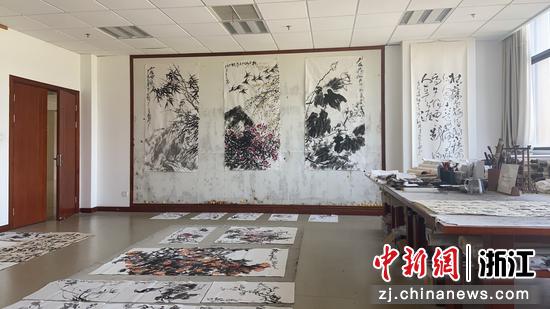 近日,董根友的“阿草工作室”一景。 林波 摄 近日,董根友的“阿草工作室”一景。 林波 摄