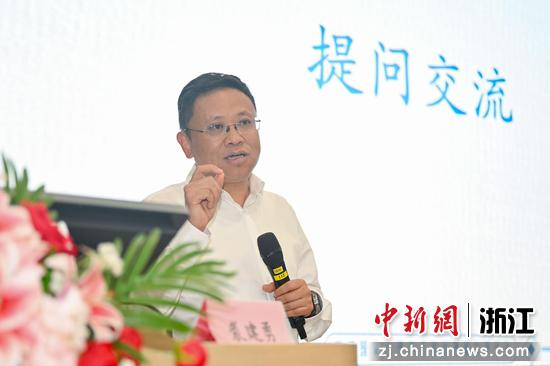 图为:中共嵊州市委书记裘建勇回答学生的提问。中新社记者 王刚 摄