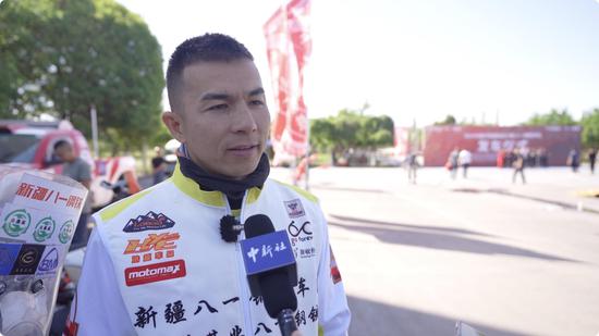 环塔赛车手阿巴斯15日在新疆八一钢铁厂区接受记者采访。贾志鹏 摄 环塔赛车手阿巴斯15日在新疆八一钢铁厂区接受记者采访。贾志鹏 摄
