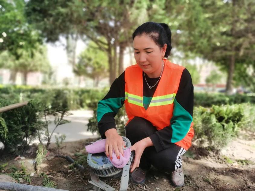帕提古丽·图尔逊擦拭道路设施。马季 摄 帕提古丽·图尔逊擦拭道路设施。马季 摄