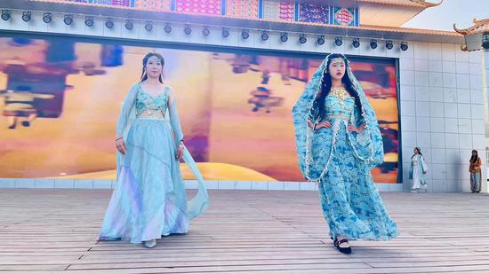 “5·18”国际博物馆日当天,若羌县楼兰博物馆举行了一场以“丝路遗韵 锦秀楼兰”为主题的“楼兰织锦秀风”互动活动。图为模特们穿戴以楼兰织锦为元素的服饰,伴着音乐节奏向游客展示楼兰织锦的魅力。黑峥嵘 摄 “5·18”国际博物馆日当天,若羌县楼兰博物馆举行了一场以“丝路遗韵 锦秀楼兰”为主题的“楼兰织锦秀风”互动活动。图为模特们穿戴以楼兰织锦为元素的服饰,伴着音乐节奏向游客展示楼兰织锦的魅力。黑峥嵘 摄