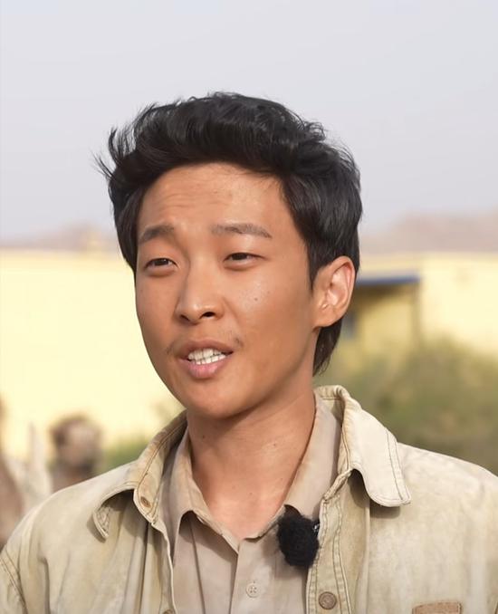 图为主演宋泽昊接受采访,他饰演剧中王兴平。 图为主演宋泽昊接受采访,他饰演剧中王兴平。