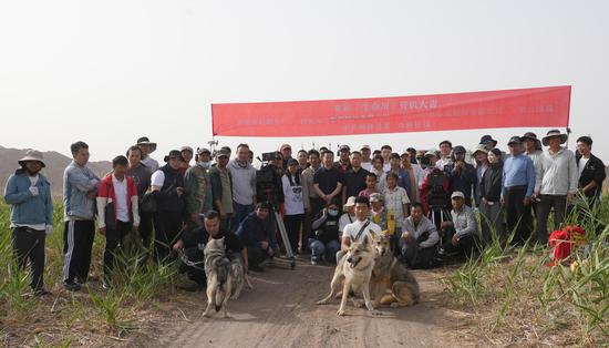 5月16日,电影《生命川》在新疆柯坪县开拍,图为开机仪式现场。 5月16日,电影《生命川》在新疆柯坪县开拍,图为开机仪式现场。
