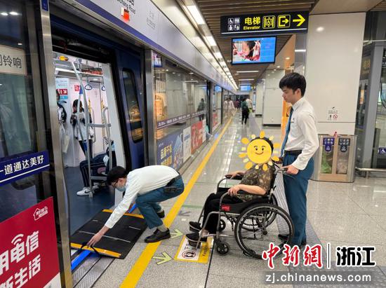 铁潮服务队工作人员帮助乘客出行。杭海城际 供图