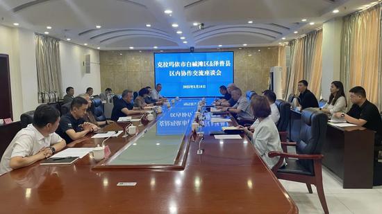 克拉玛依市白碱滩区与喀什地区泽普县区内协作交流座谈会现场。克拉玛依融媒特派记者 阿迪娜·阿不来提 摄