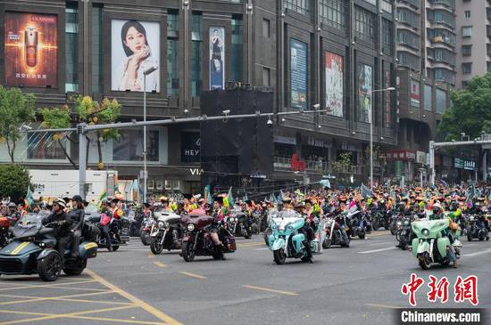 贵州民族团结大巡游18日在贵阳举行,由26个方阵、近3600人组成的巡游队伍,以丰富多元的民族文化展演呈现一场绚丽多彩的民族文化盛宴。图为一路黔行方阵在巡游。 唐哲 摄