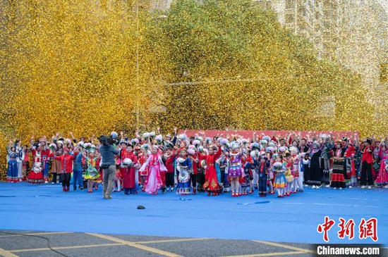 贵州民族团结大巡游18日在贵阳举行,由26个方阵、近3600人组成的巡游队伍,以丰富多元的民族文化展演呈现一场绚丽多彩的民族文化盛宴。图为民族团结方阵在巡游。 唐哲 摄