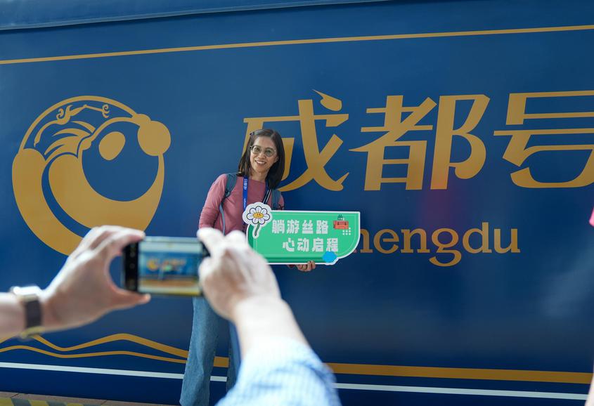 首班发车！“熊猫专列·成都号”开启新疆之旅